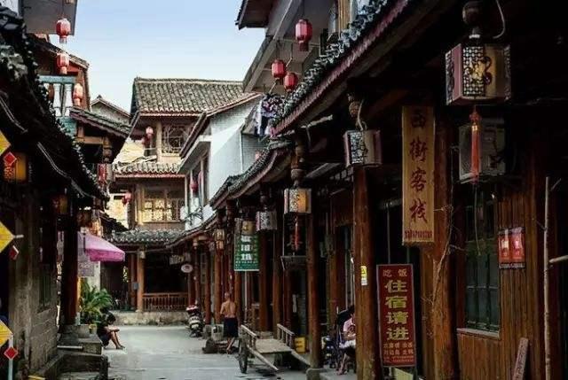 女生婚礼前10天把婆家厨房“炸了”,屋内碎片横飞,天花板都塌了